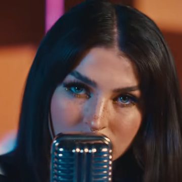 Emmy Meli – I Am Woman