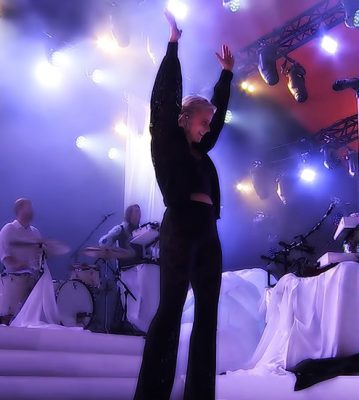 Robyn – Dancing On My Own