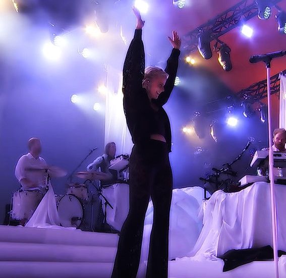 Robyn - Dancing On My Own